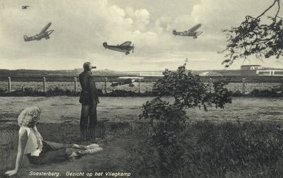 605656 Gezicht op de vliegbasis (vliegkamp) Soesterberg te Soesterberg (gemeente Soest), met op de voorgrond twee ...